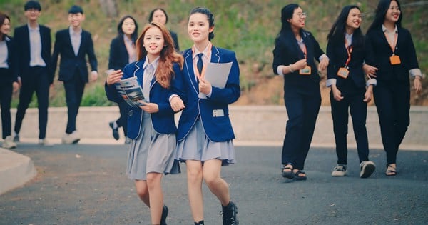 Belle et pure étudiante de Dalat dans la ville de montagne brumeuse