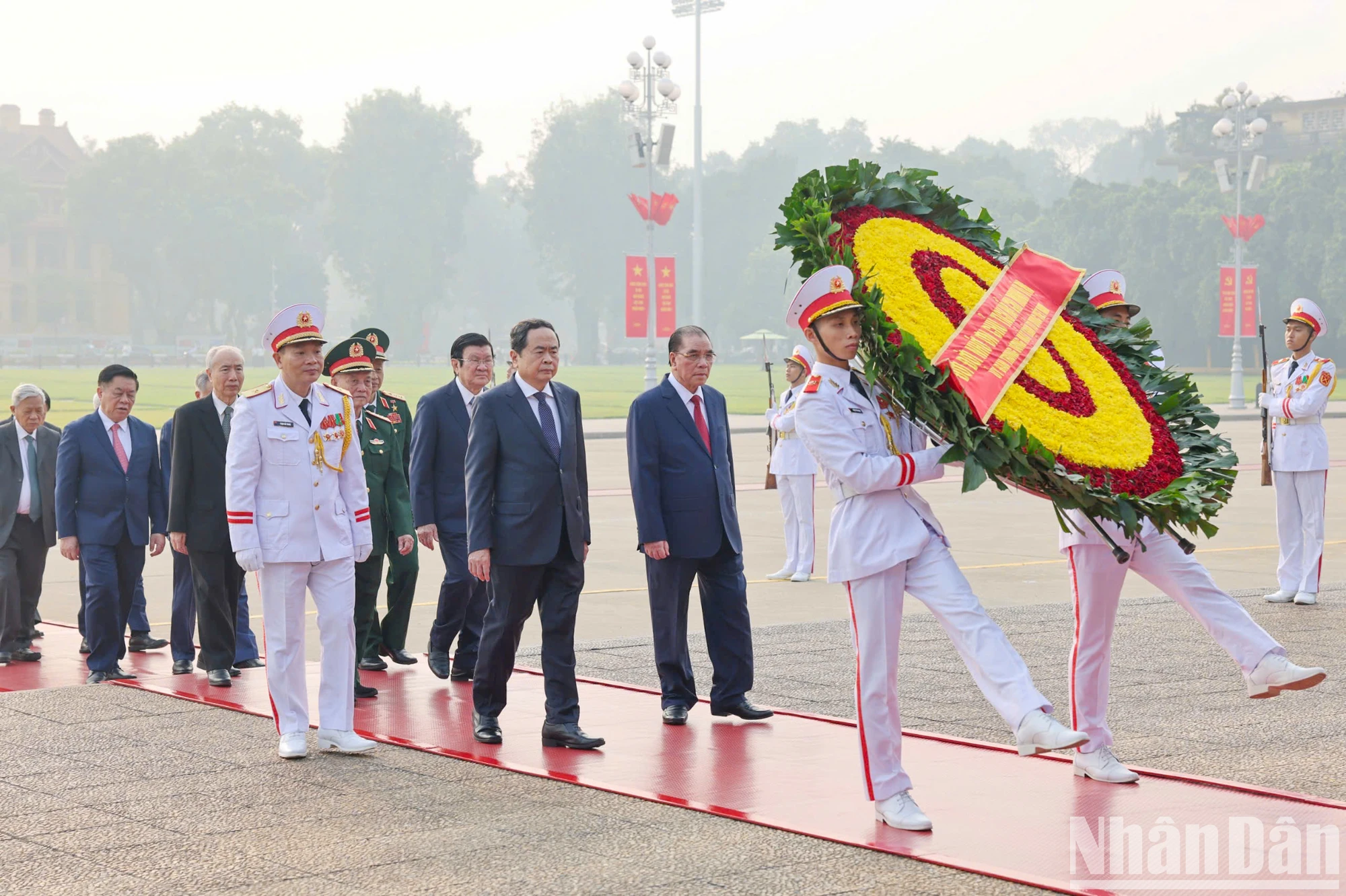 [Photo] Party and State leaders visit President Ho Chi Minh's Mausoleum and commemorate heroes and martyrs on the occasion of the 70th anniversary of the Liberation of the Capital photo 2