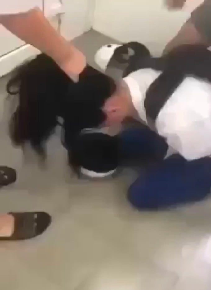 Une étudiante a battu son amie dans les toilettes et a été avertie