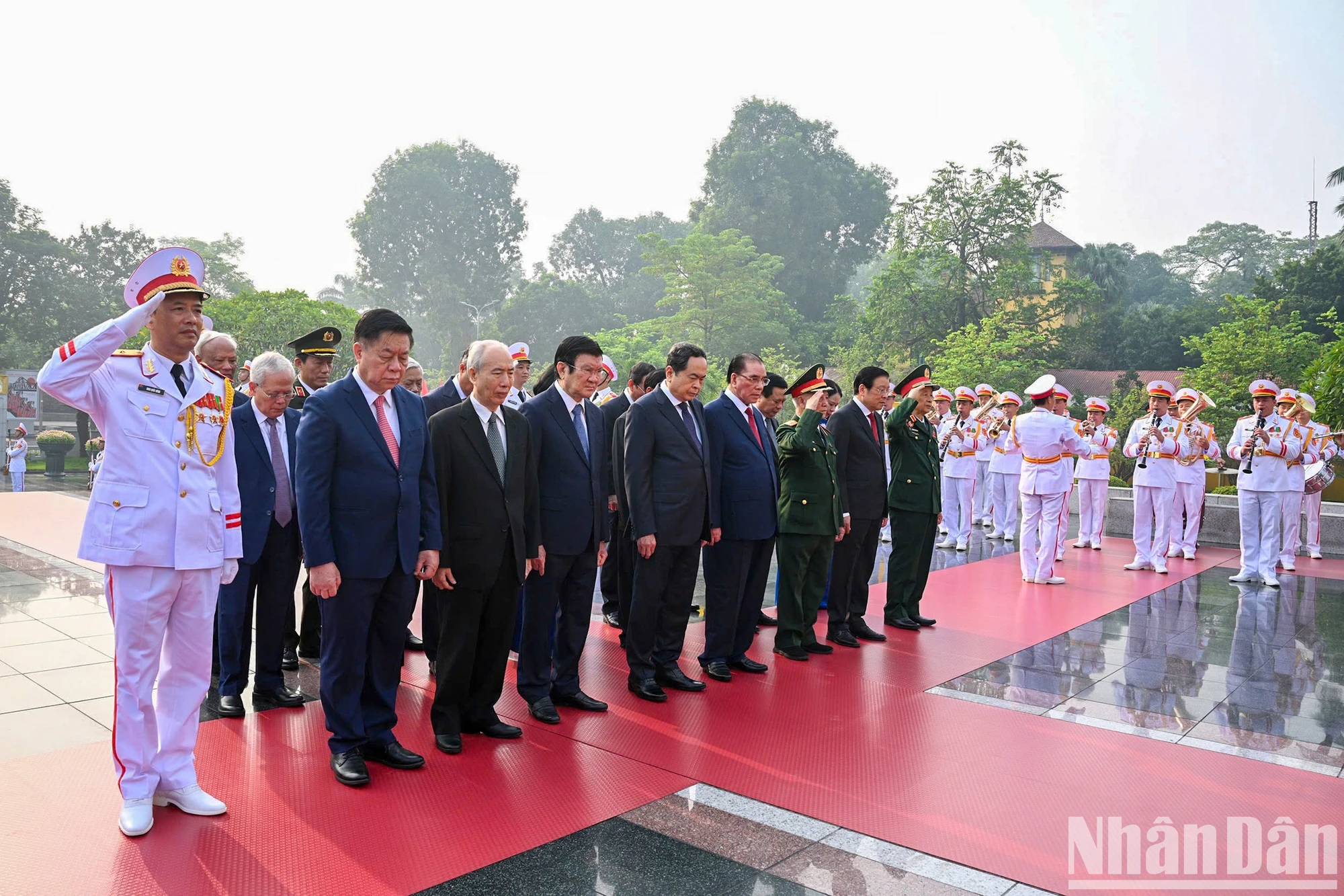 [Photo] Party and State leaders visit President Ho Chi Minh's Mausoleum and commemorate heroes and martyrs on the occasion of the 70th anniversary of the Liberation of the Capital photo 6