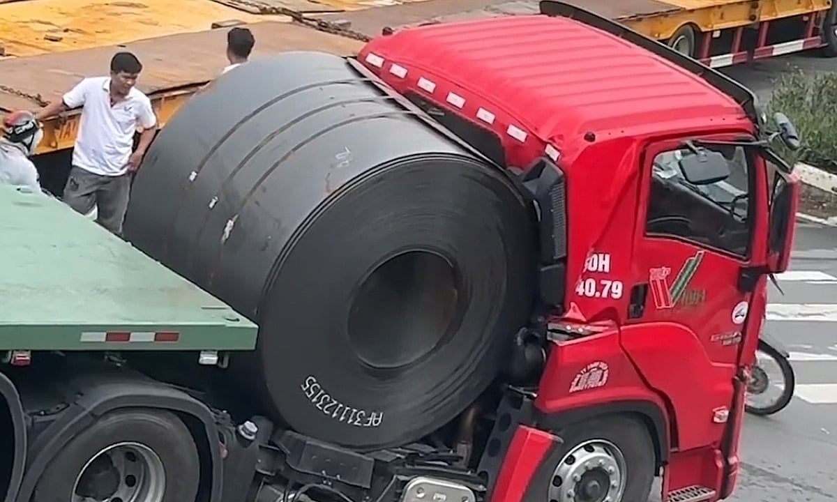 Una bobina de acero de 20 toneladas aplastó la cabina de un tractocamión