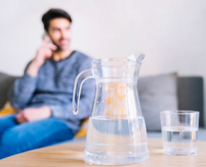 Zu viel Wasser zu trinken ist eine der Ursachen für Nykturie. Foto: Freepik