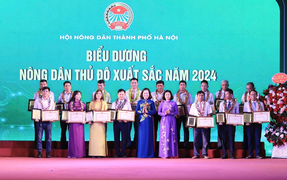 Vice President of the Vietnam Farmers' Union Bui Thi Thom and Standing Deputy Secretary of the Hanoi Party Committee Nguyen Thi Tuyen presented the titles to farmers. Photo: Pham Hung