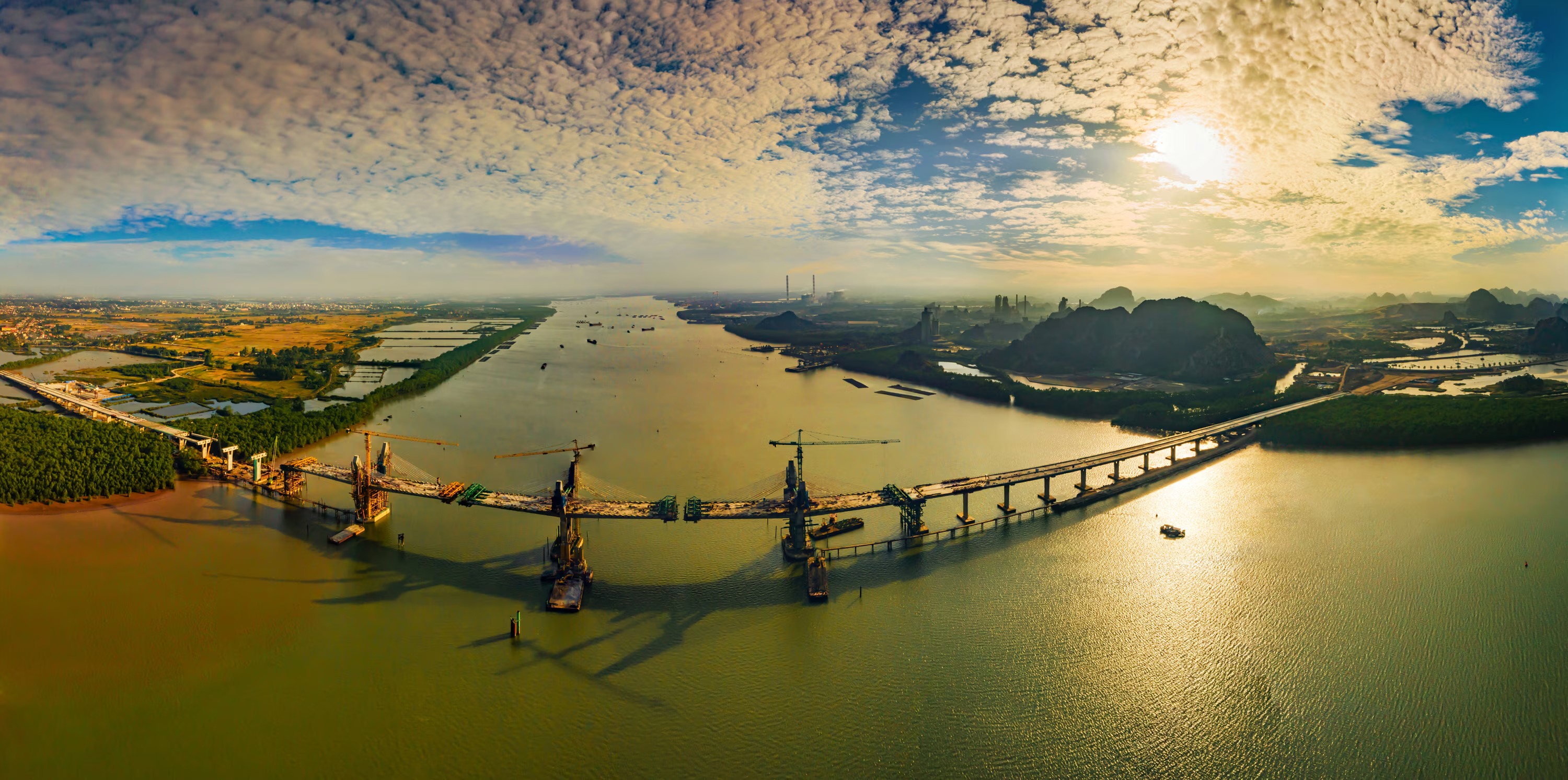 Momentos de la construcción del puente Ben Rung