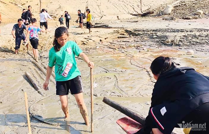 Les gens luttent pour patauger dans la boue au milieu du plus grand réservoir hydroélectrique de Nghe An - 5