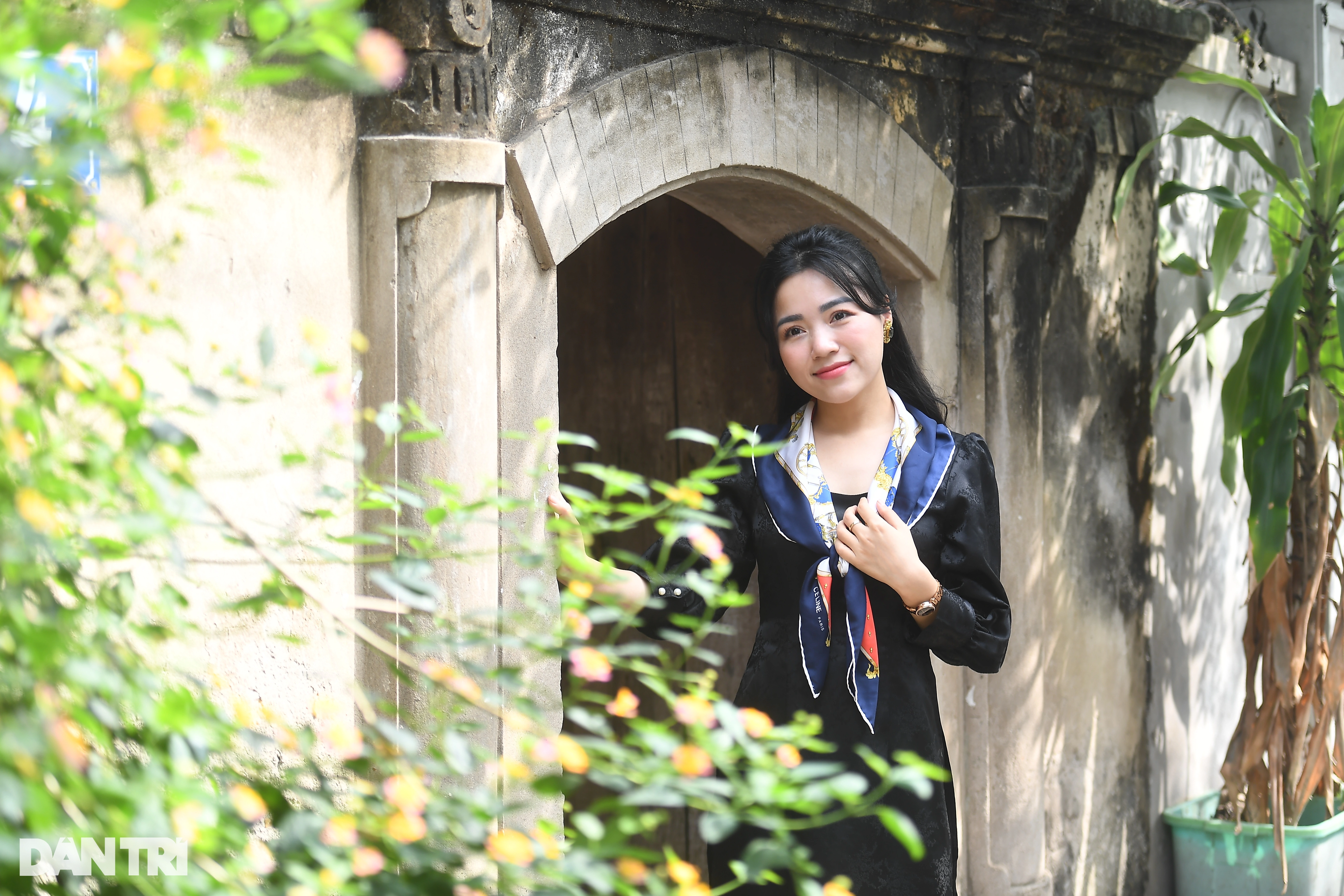 L'ancien village de Duong Lam se transforme en décor de film du Têt, attirant les touristes à Ao Dai