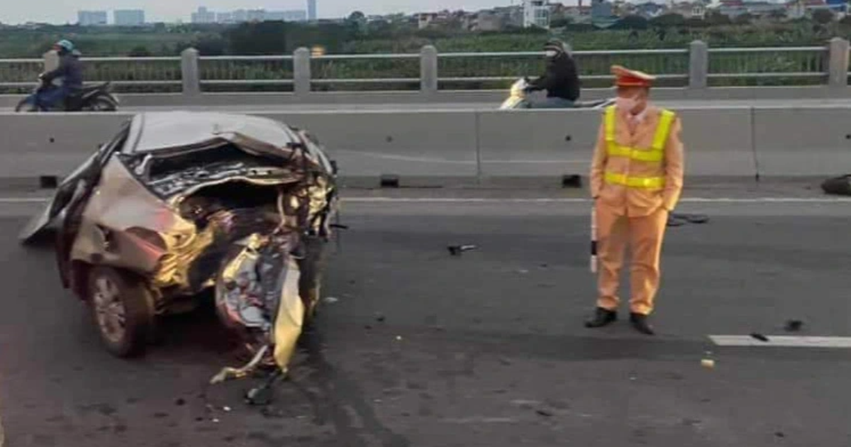 Hanoi: Auto nach heftiger Kollision auf der Vinh-Tuy-Brücke deformiert