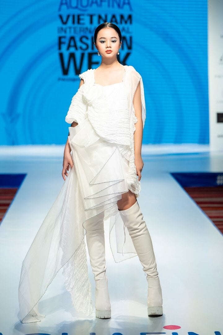 Maika Ngoc Khanh walks in an impressive design.