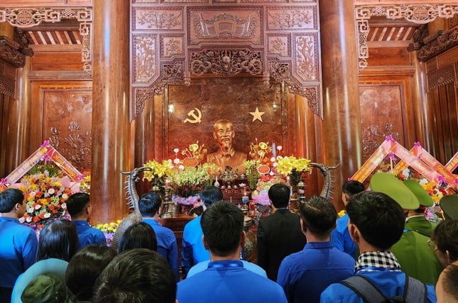 Delegation of Ly Tu Trong Award offered incense to commemorate President Ho Chi Minh photo 3