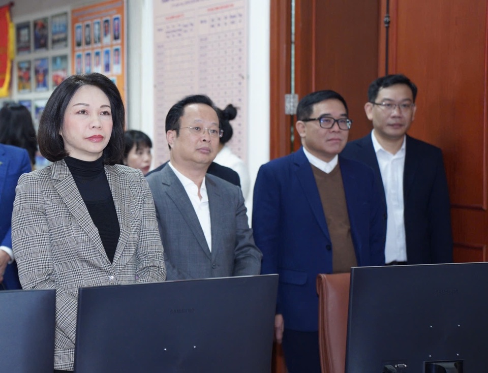 Vizevorsitzender des Volkskomitees von Hanoi, Vu Thu Ha – Leiter der Inspektionsdelegation des Programms 06-CTr/TU und Delegationsmitglieder besuchten das Smart Operations Center (Ministerium für Bildung und Ausbildung).