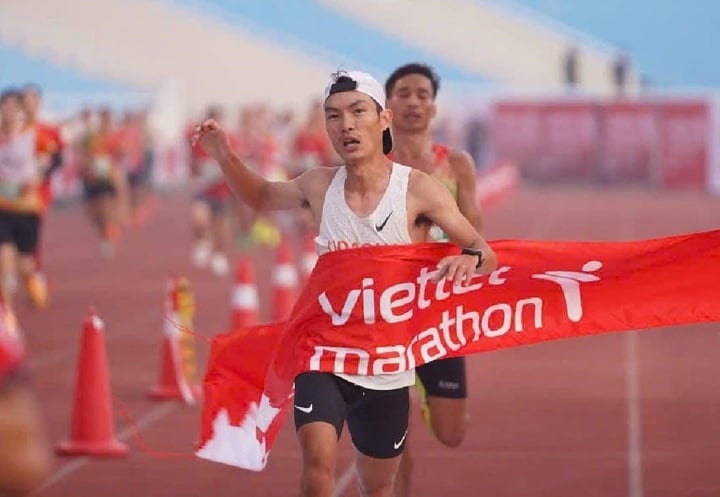 Hoàng Nguyên Thanh về nhất nội dung nam cự ly marathon.