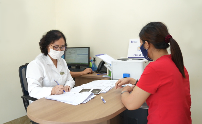 Le docteur Loan consulte sur l'état de santé de Mme Ha. Photo : Hôpital fourni