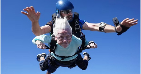 105-year-old woman skydives from 4,100 m, hoping to break Guinness record