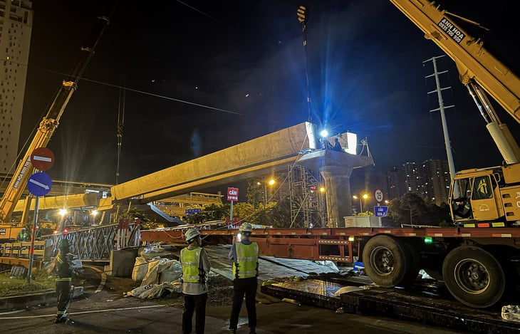 Dồn sức xuyên đêm để xây dựng các cây cầu đi bộ thuộc tuyến metro số 1 - Ảnh: MAUR