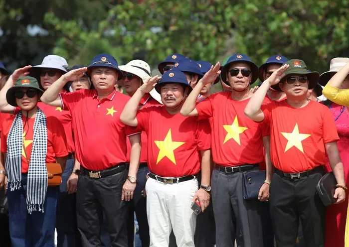  Lễ chào cờ với sự tham dự của nhiều đại biểu và các lực lượng quân dân trên đảo Trường Sa. (Ảnh: Hồng Sơn/Vietnam+) 