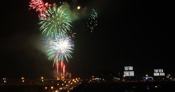 Espectáculo de fuegos artificiales a gran altitud en celebración del 60º aniversario de la fundación de la provincia de Quang Ninh