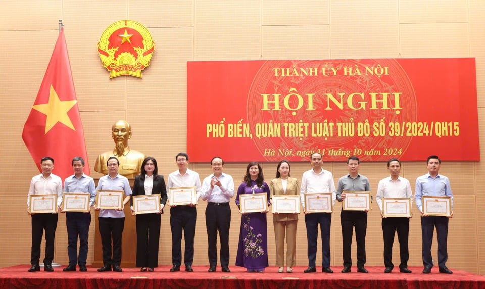 Hanoi City leaders awarded Certificates of Merit to collectives with outstanding achievements in the work of building and promulgating the Capital Law in 2024 (including the Economic & Urban Newspaper collective)