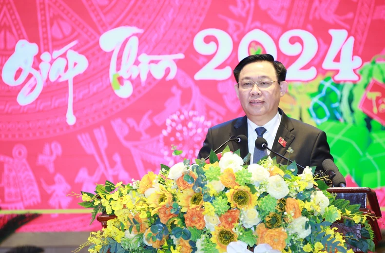 Le président de l'Assemblée nationale, Vuong Dinh Hue, rend visite aux officiers et soldats de la police provinciale de Nghe An et leur souhaite une bonne année, photo 1