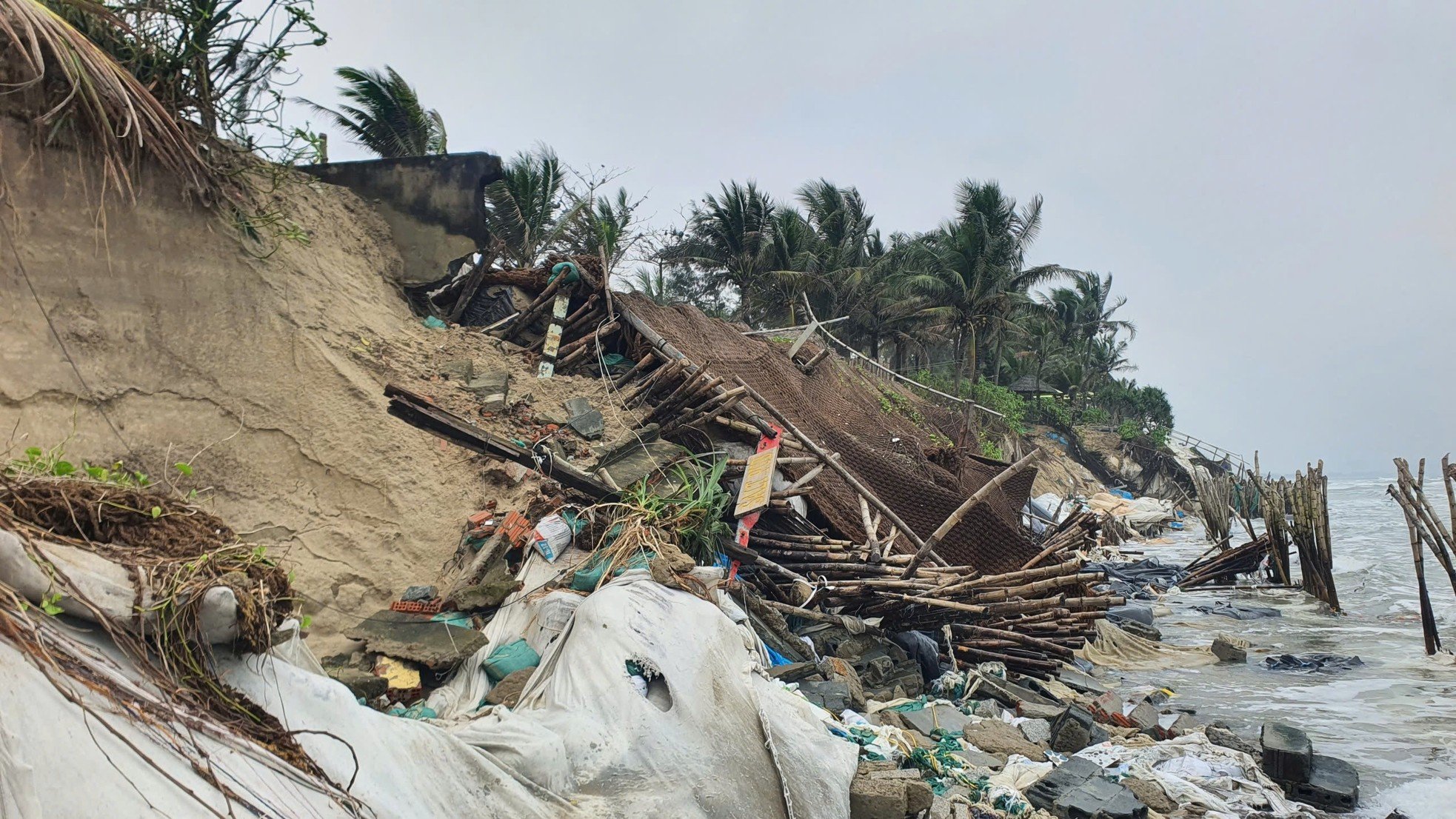 Primer plano del deslizamiento de tierra en la playa de Hoi An que obligó a declarar el estado de emergencia. Foto 1