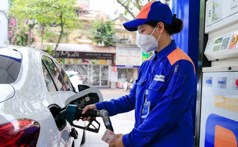 Los precios de la gasolina vuelven a subir y se acercan a los 25.000 VND/litro