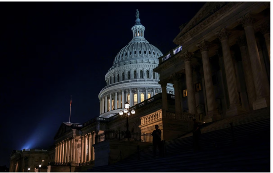 Le Capitole des États-Unis dans la nuit du 1er juin, lorsque le Sénat a voté en faveur d'un projet de loi sur le plafond de la dette pour éviter le premier défaut de paiement de l'histoire du pays. Photo : REUTERS