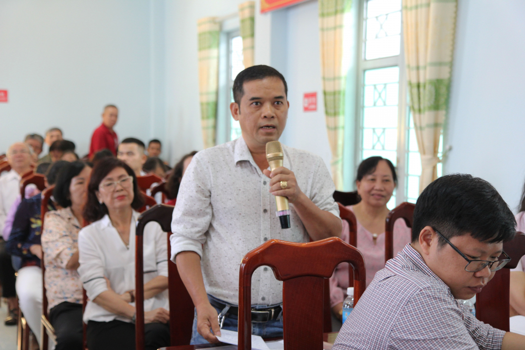 Voters of Vinh Hoa ward speak.