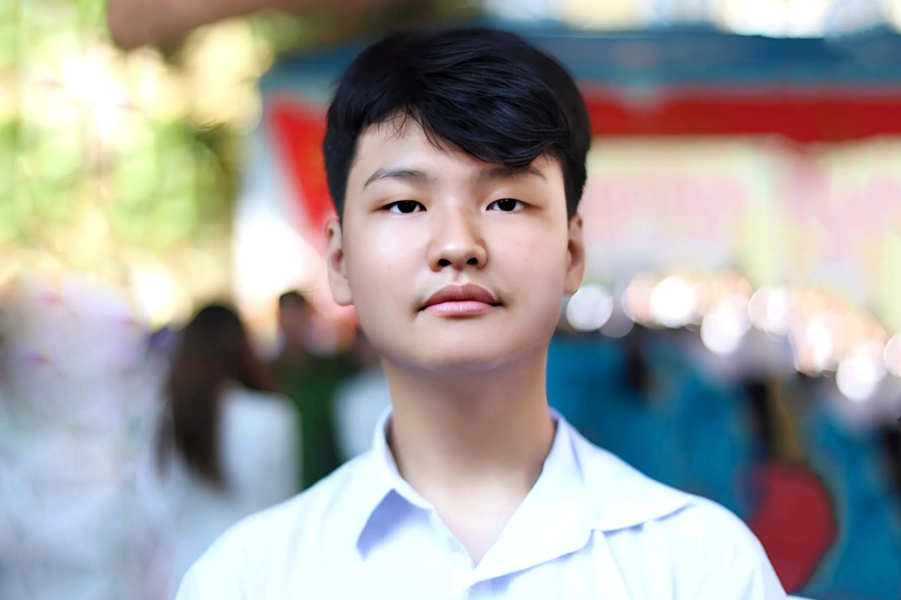 Tuyen Quang, un estudiante autodidacta, obtuvo una puntuación de 8,5 en los exámenes IELTS y SAT, situándose entre el 1 % superior del mundo.