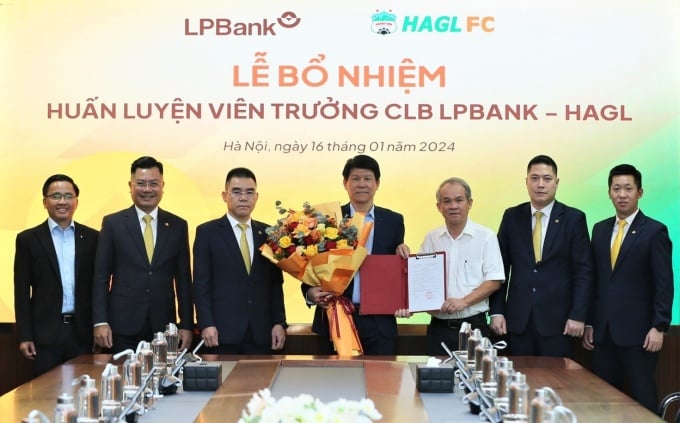 Mr. Vu Tien Thanh (fourth, from left) was appointed as head coach of LPBank HAGL Football Club. Photo: LPBank