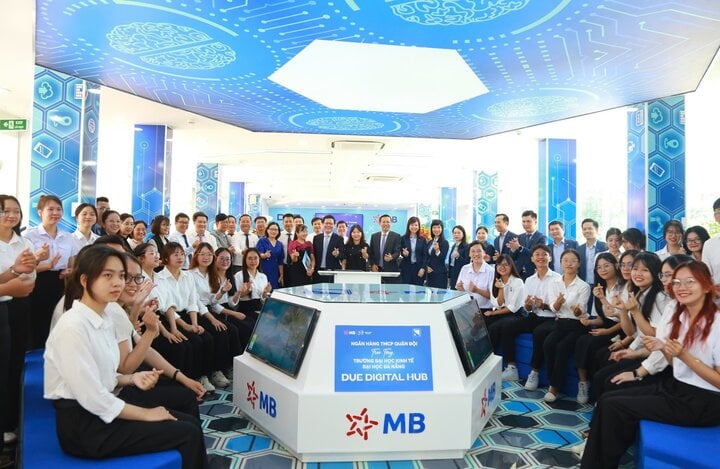 DUE-MB Digital Hub được thiết kế mô phông một ngân hàng số thu nhỏ.