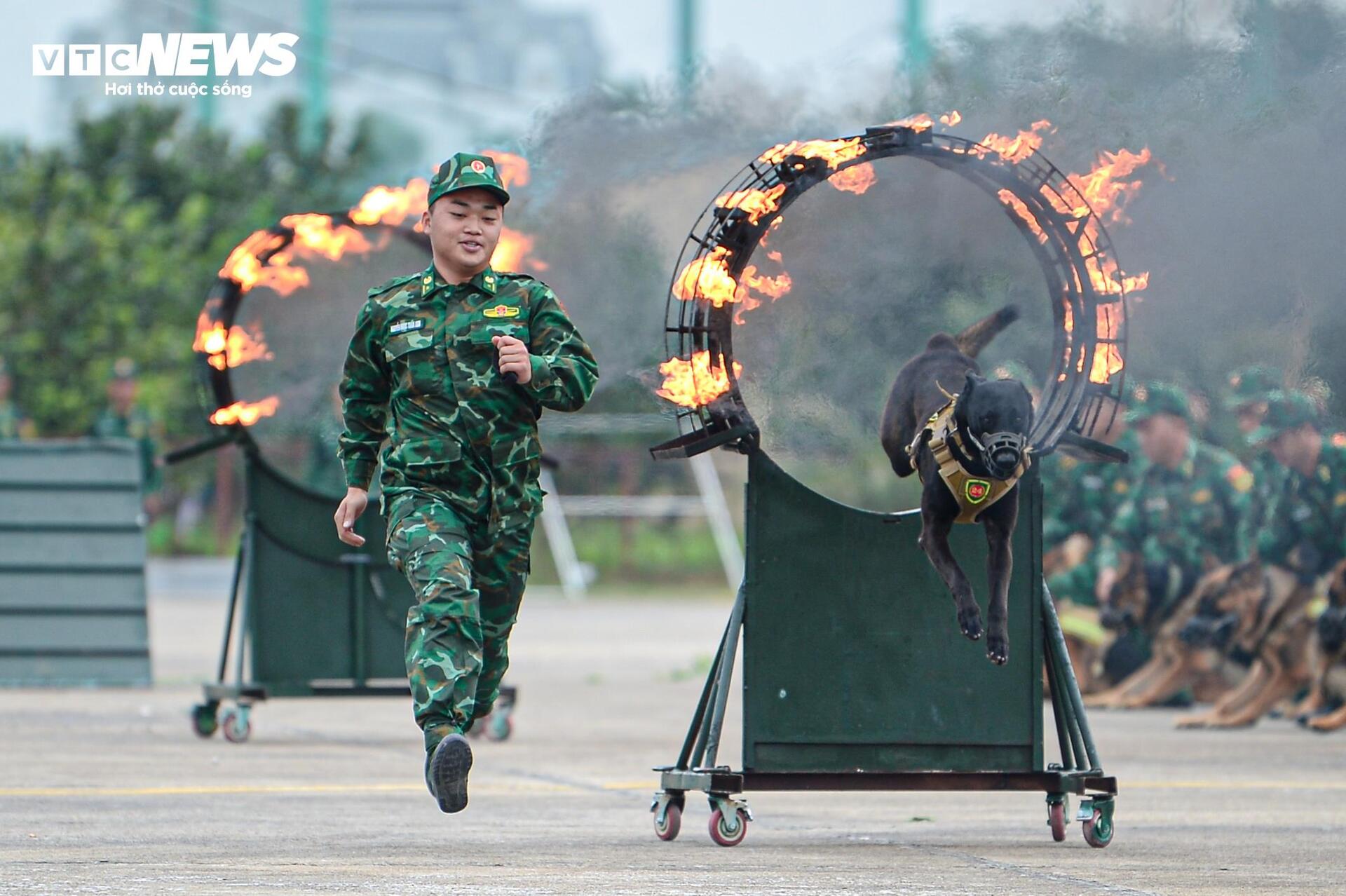 Mãn nhãn xem lính đặc công dùng cổ uốn cong thanh sắt - 12