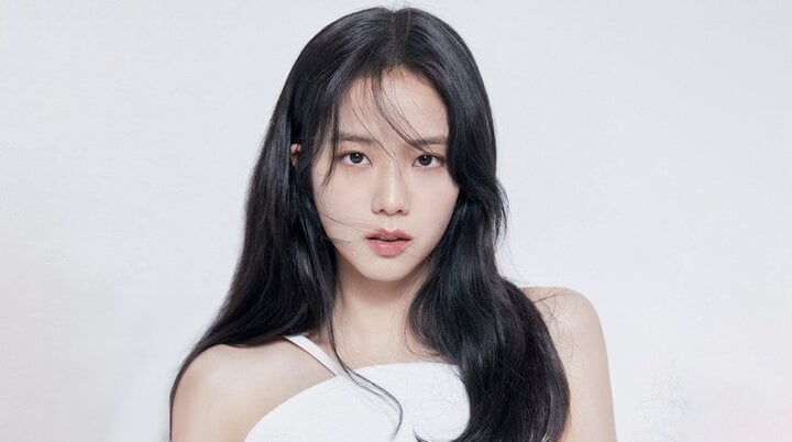 Jisoo was criticized for not having a solo music product yet.