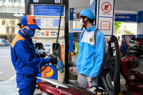 Los precios de la gasolina aumentan drásticamente - Revista de negocios de Vietnam