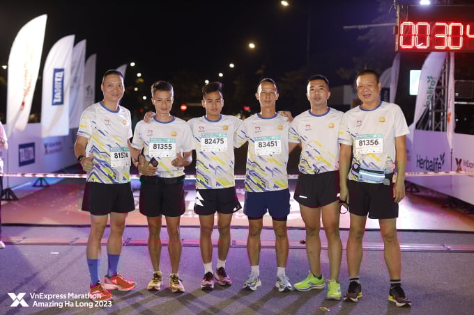 Members of the Blind Club and their pacers compete in the VnExpress Marathon Ha Long. Photo: VM