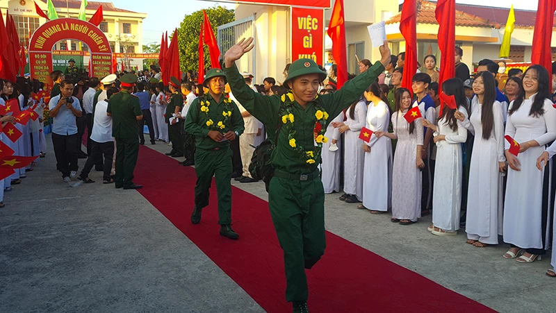 Jugendliche aus Hau Giang treten begeistert der Armee bei