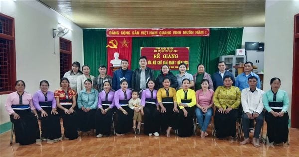 Ceremonia de clausura de la primera fase de clases de alfabetización de 2024 en la aldea de Dung Giang