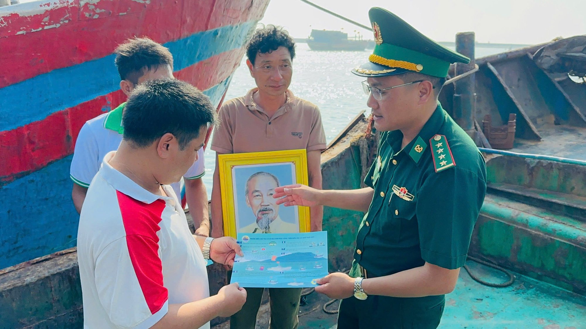 Quảng Ngãi siết chặt quản lý, đào tạo thuyền trưởng máy trưởng để chống khai thác IUU - Ảnh 3.