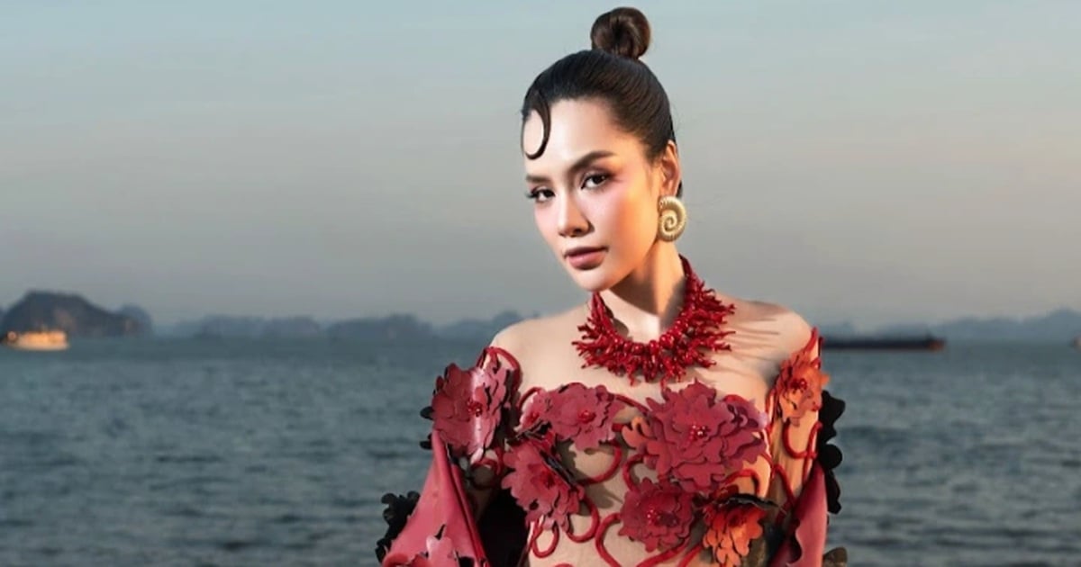 La señorita Le Hoang Phuong y 100 modelos infantiles participan en un desfile de moda en Ha Long