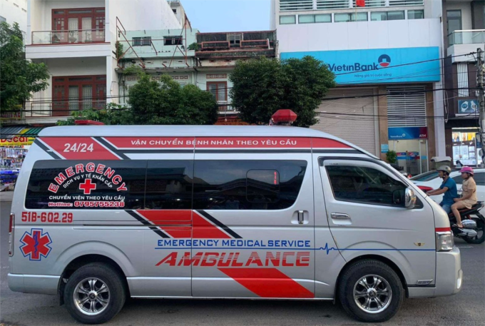 Das Fahrzeug, das auf Abruf Patienten transportierte, bevor es Feuer fing, gehörte dem Besitzer und Fahrer, die auf den Transport von Patienten auf der Strecke Phu Yen – Ho-Chi-Minh-Stadt und umgekehrt spezialisiert waren. Foto vom Fahrer bereitgestellt