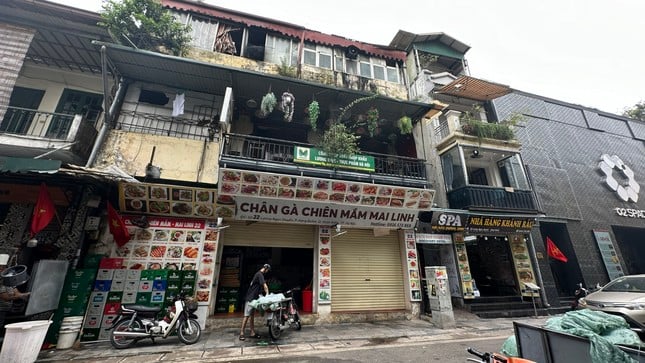 Primer plano de muchos bares públicos mal utilizados en Hanoi (foto 4)