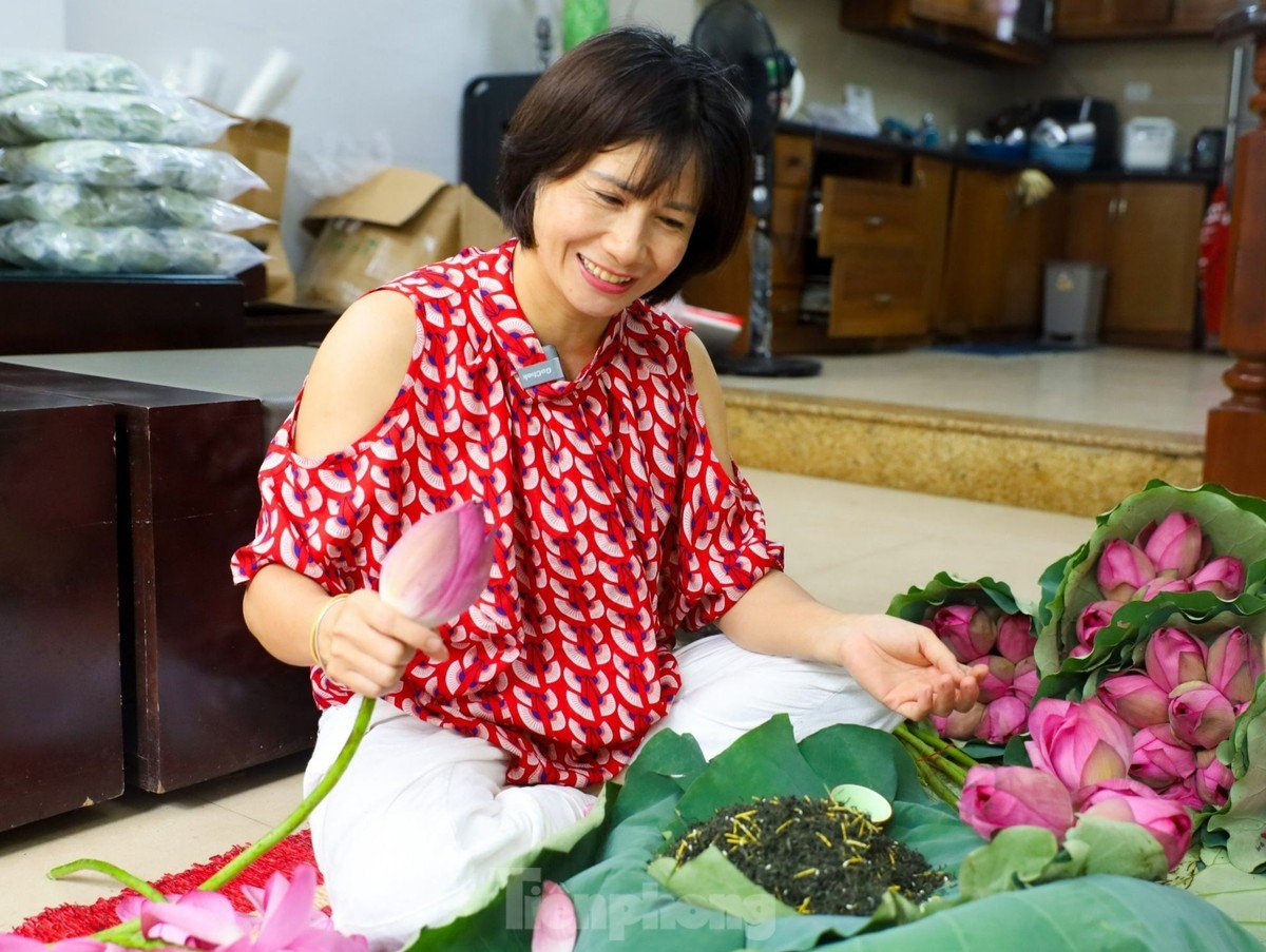 Unique art of lotus tea brewing - Cultural beauty of Hanoi people photo 11