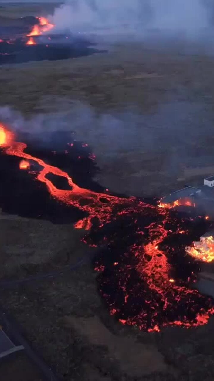 La lave volcanique engloutit des maisons dans une ville islandaise