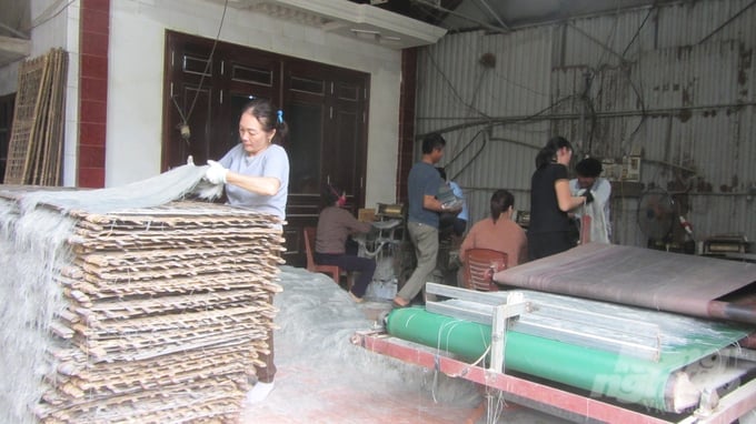 The process of slicing and spreading vermicelli on racks to dry outdoors. Photo: Hai Tien.