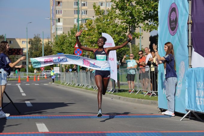 은게티치가 9월 10일에 열린 2023년 10km 세계 육상 엘리트 라벨 경기에서 우승한 후 축하하고 있다.