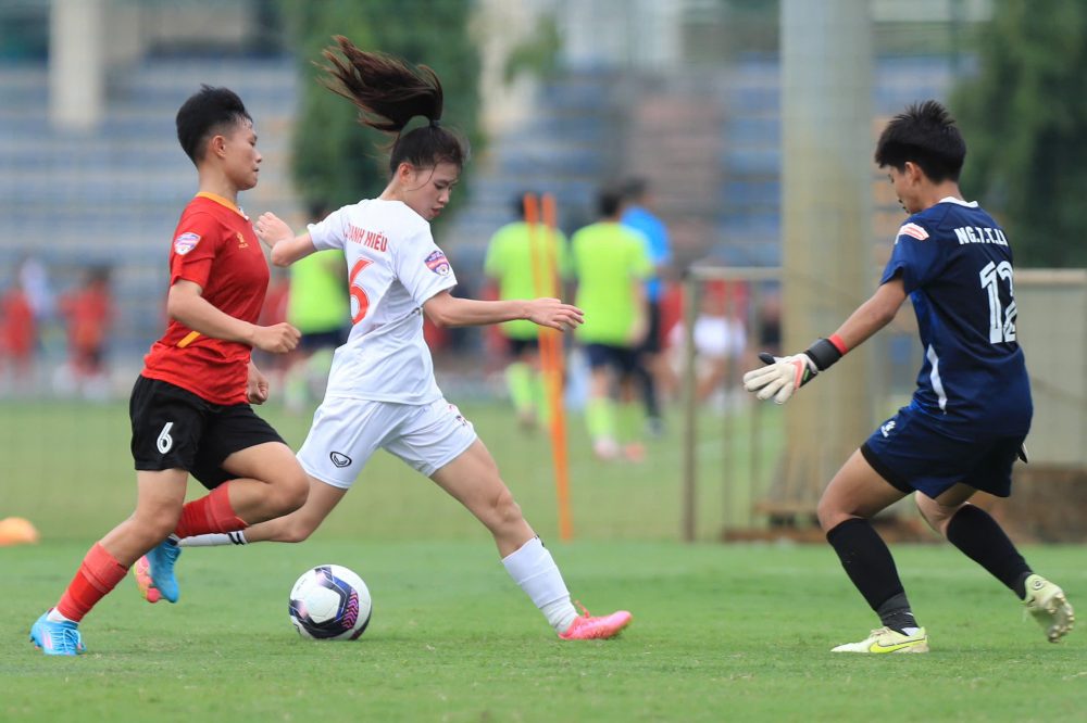 U.19 Hà Nội thắng nghẹt thở đàn em Bích Thùy, níu kéo hy vọng giành ngôi đầu- Ảnh 3.