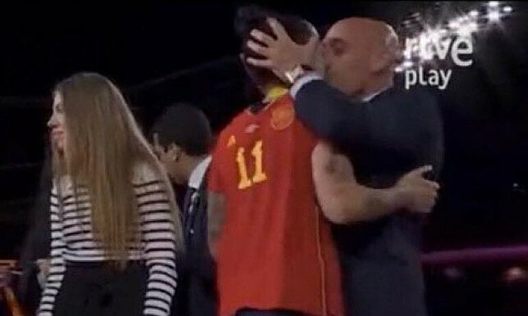 Spanish Football Federation President Apologizes for Kissing Female Player