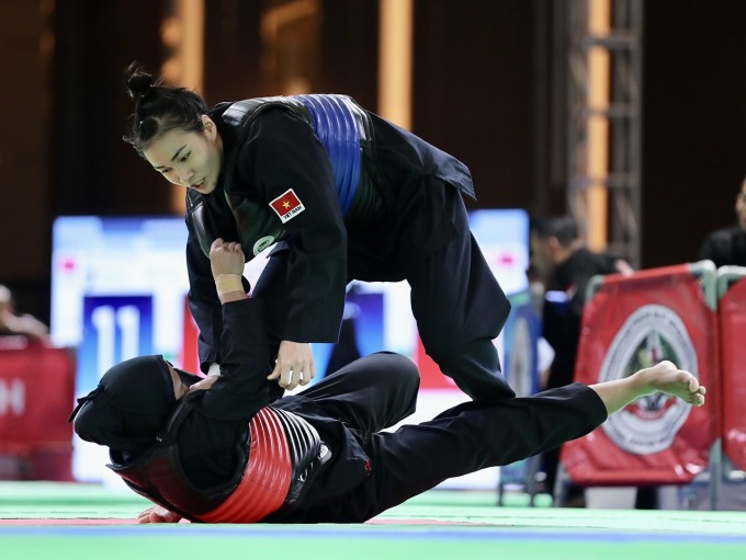 Hồng Ân thi đấu với võ sĩ Indonesia Safira Meilani tại SEA Games ngày 10/5. Ảnh: Lâm Thoả