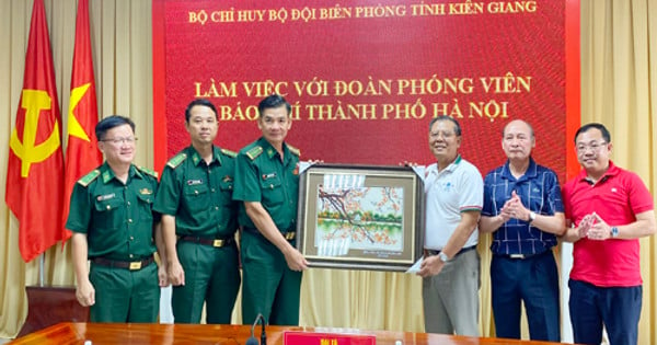 Hội Nhà báo thành phố Hà Nội thăm và làm việc với Bộ đội Biên phòng tỉnh Kiên Giang