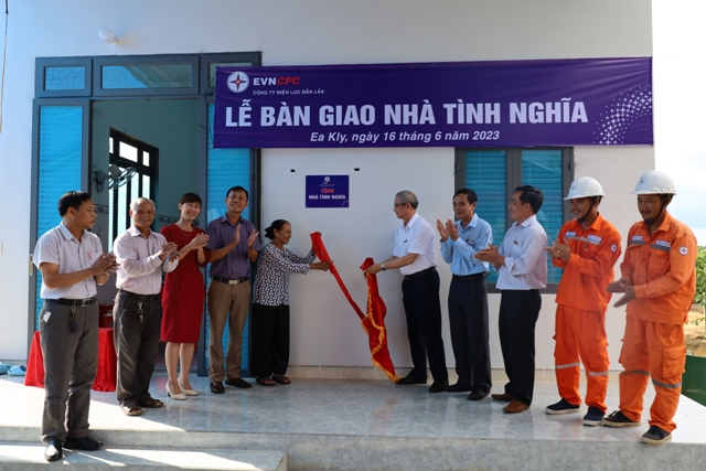 PC Dak Lak : Remise de deux maisons de gratitude dans les districts de Krong Nang et Krong Pac