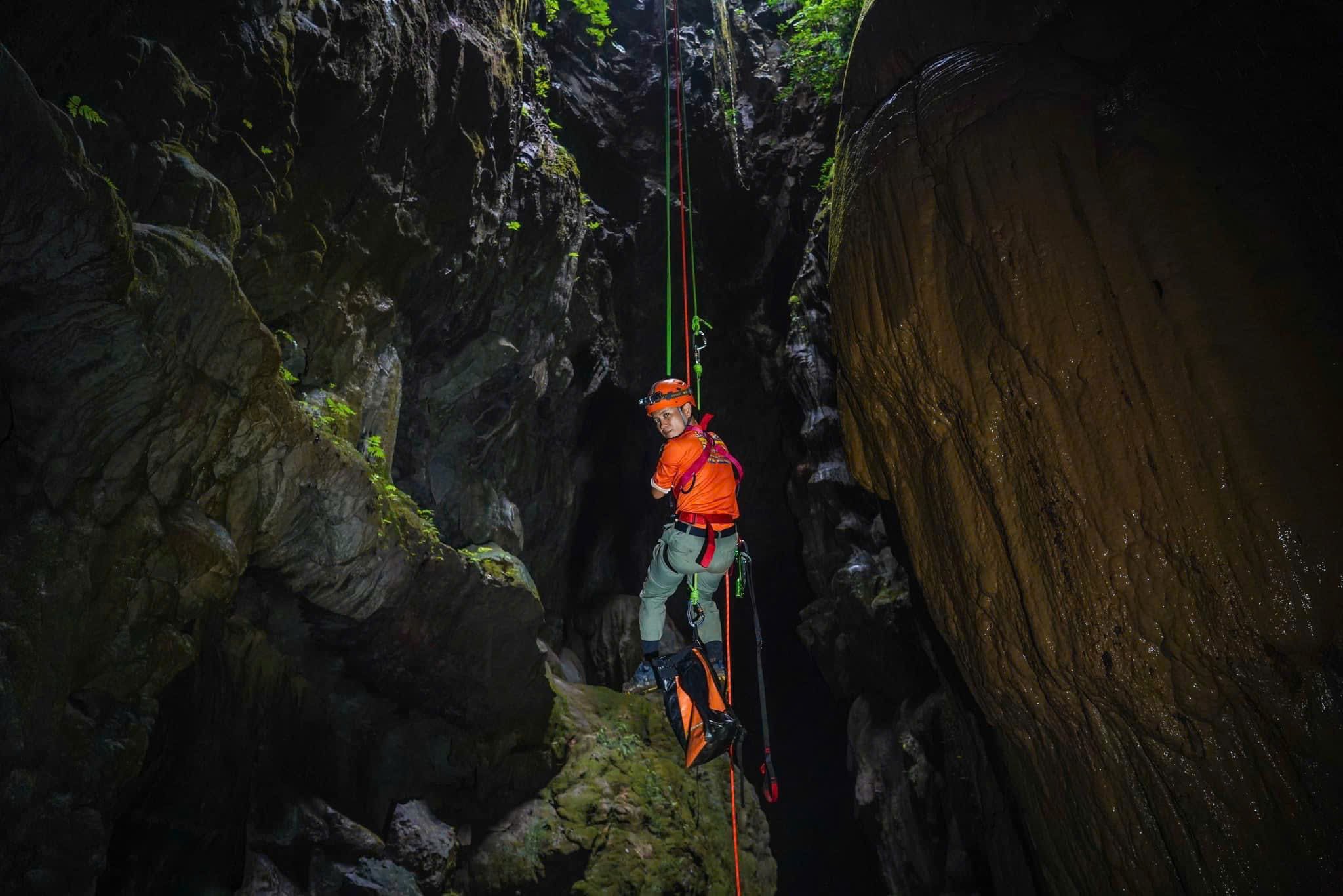 Visitors to Hung Thoong can experience trekking through the primeval forest, camping by the lake, diving, exploring dry caves with unique stalactites and stalagmites, swinging down sinkholes...