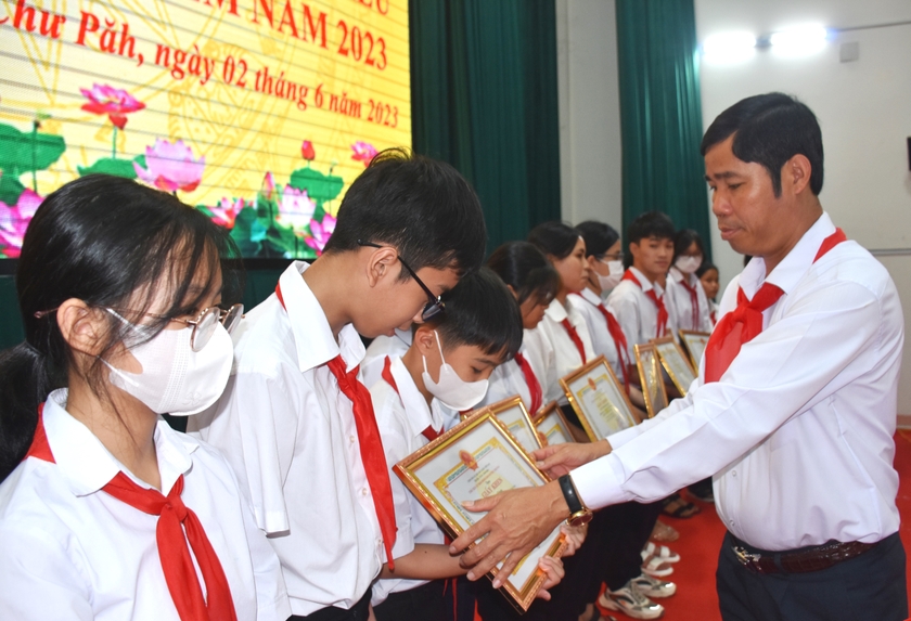 Delegates of Chu Pah District People's Council meet and talk with children photo 2